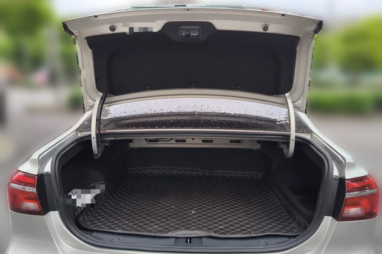Used Roewe i6 New Energy 2017 45T Hybrid Connect & Smart Enjoyment Edition Trunk
