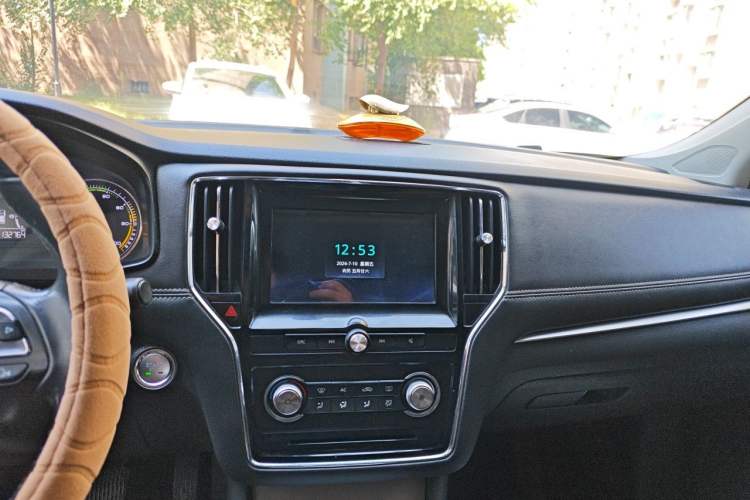 Used Roewe i6 New Energy 2019 PLUS 50T 4G Connected Glory Luxury Edition Audio And AC Panel