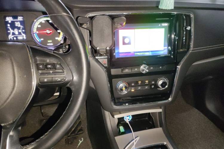 Used Roewe i6 New Energy 2019 PLUS 50T 4G Connected Glory Luxury Edition Audio And AC Panel