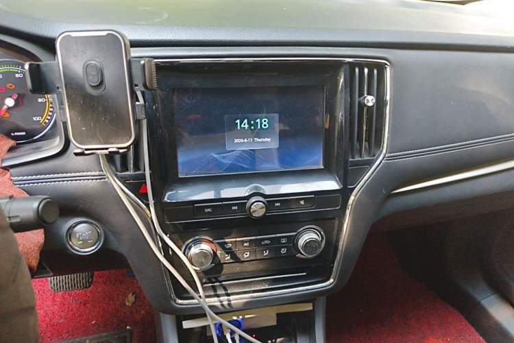 Used Roewe i6 New Energy 2019 PLUS 50T 4G Connected Glory Luxury Edition Audio And AC Panel
