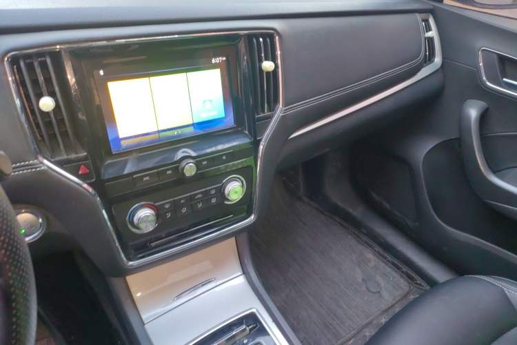 Used Roewe i6 New Energy 2019 PLUS 50T 4G Connected Glory Luxury Edition Audio And AC Panel