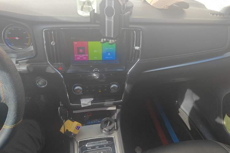 Used Roewe i6 New Energy 2019 PLUS 50T 4G Connected Glory Luxury Edition Audio And AC Panel