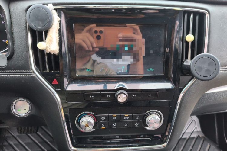 Used Roewe i6 New Energy 2019 PLUS 50T 4G Connected Glory Luxury Edition Audio And AC Panel