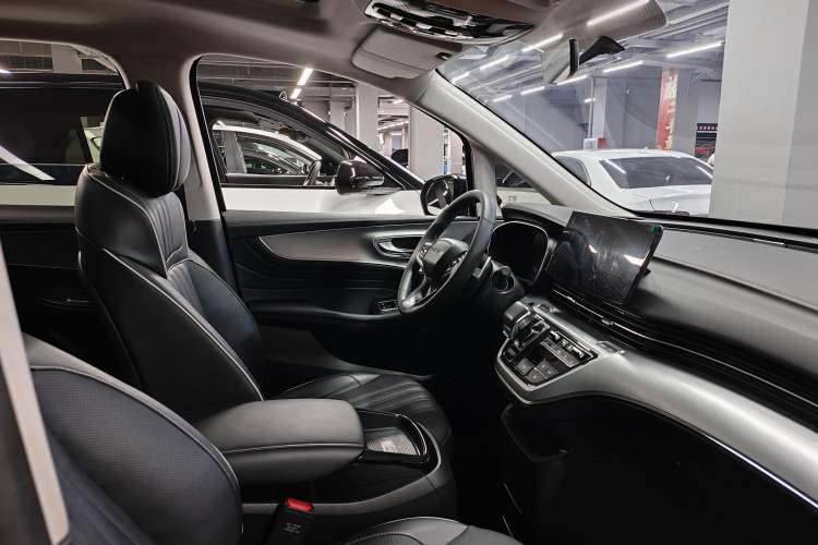 Used Roewe iMAX8 2022 400TGI Celebration Edition Interior 6