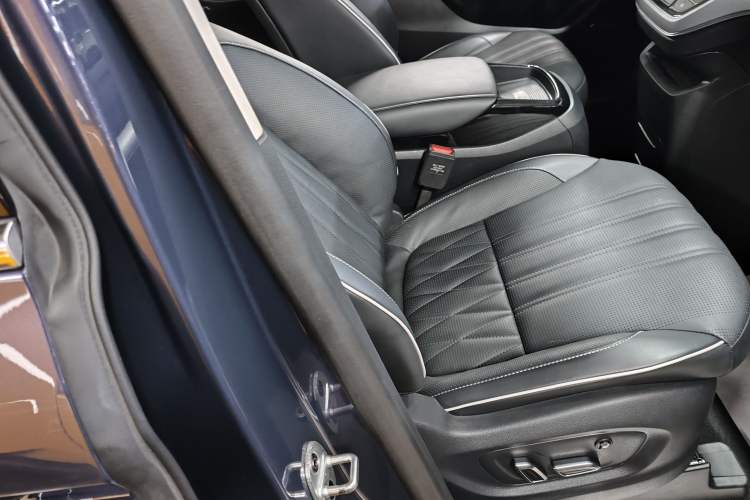 Used Roewe iMAX8 2022 400TGI Celebration Edition Interior 7