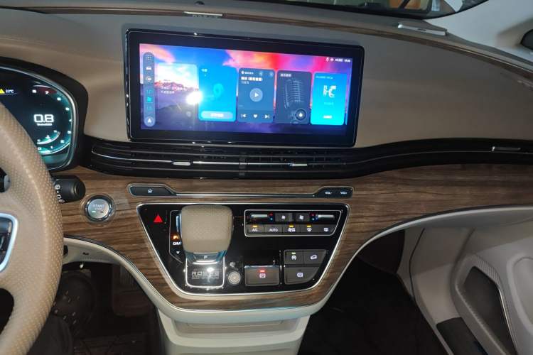 Used Roewe iMAX8 2023 400TGI Comfort Edition Audio And AC Panel