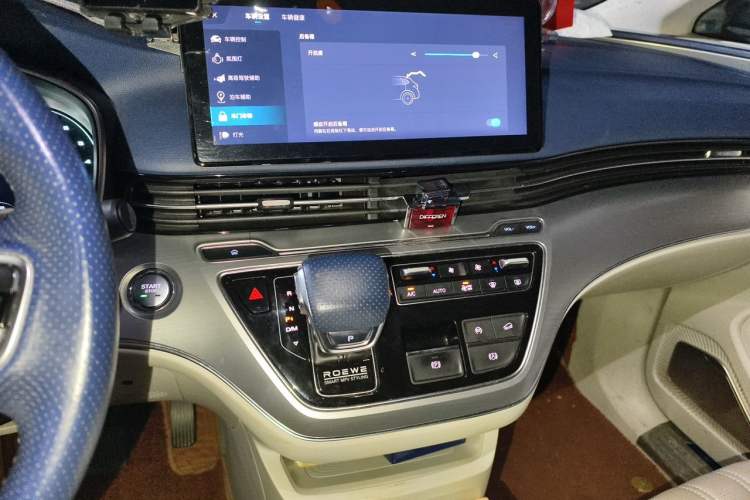 Used Roewe iMAX8 2021 400TGI Supreme Series Prestige Edition Audio And AC Panel