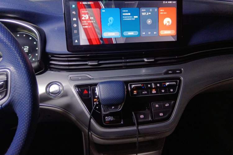 Used Roewe iMAX8 2021 400TGI Supreme Series Prestige Edition Audio And AC Panel
