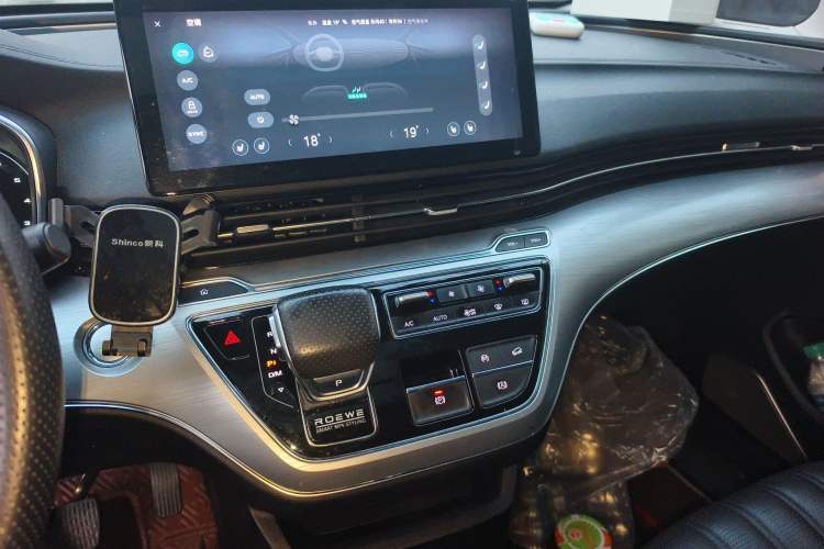 Used Roewe iMAX8 2021 400TGI Supreme Series Prestige Edition Audio And AC Panel