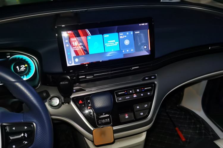 Used Roewe iMAX8 2021 400TGI Supreme Series Ultimate Edition Audio And AC Panel