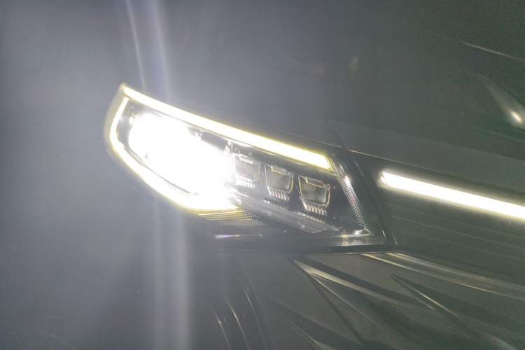 Used Roewe iMAX8 2021 400TGI Supreme Series Prestige Edition Exterior 6