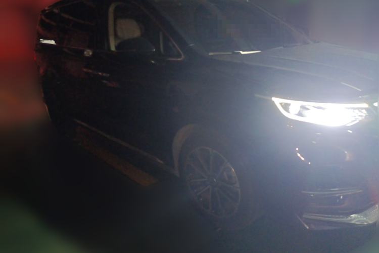 Used Roewe iMAX8 2021 400TGI Supreme Series Prestige Edition Front Right 45 Deg