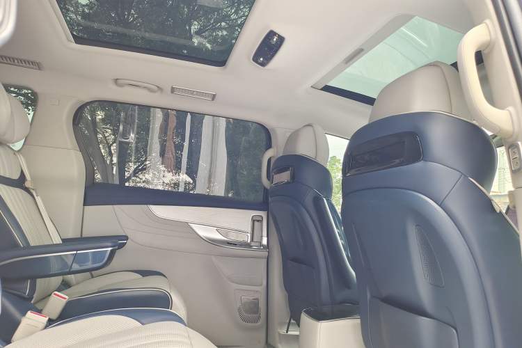 Used Roewe iMAX8 2021 400TGI Supreme Series Ultimate Edition Interior 10