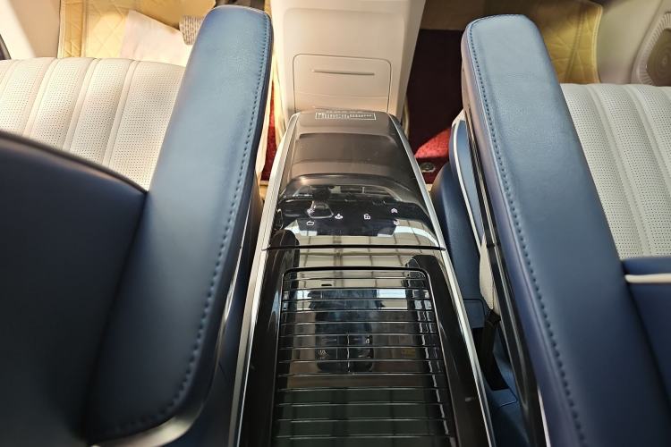 Used Roewe iMAX8 2021 400TGI Supreme Series Ultimate Edition Interior 2
