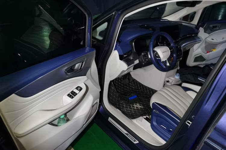 Used Roewe iMAX8 2021 400TGI Supreme Series Ultimate Edition Interior 3