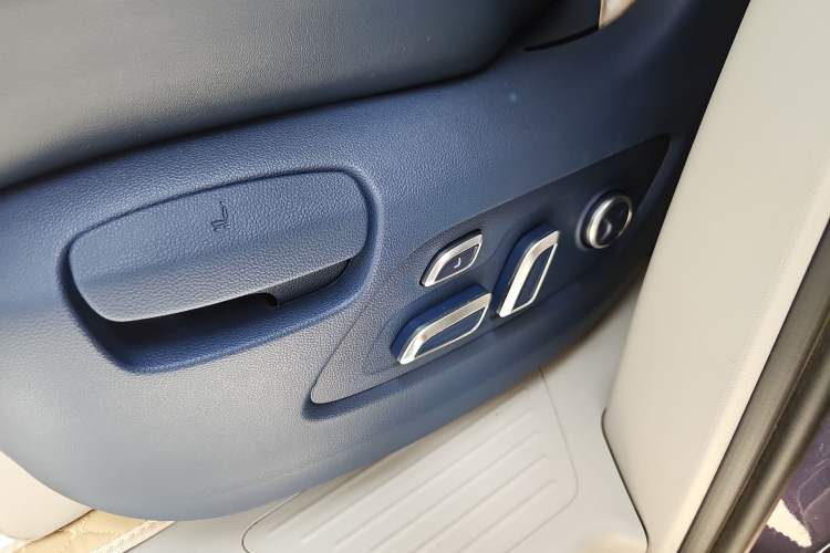 Used Roewe iMAX8 2021 400TGI Supreme Series Ultimate Edition Interior 5