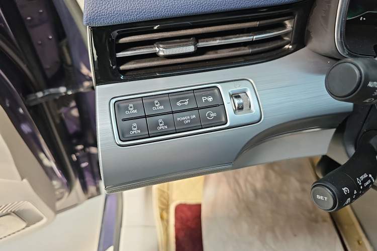 Used Roewe iMAX8 2021 400TGI Supreme Series Ultimate Edition Interior 7