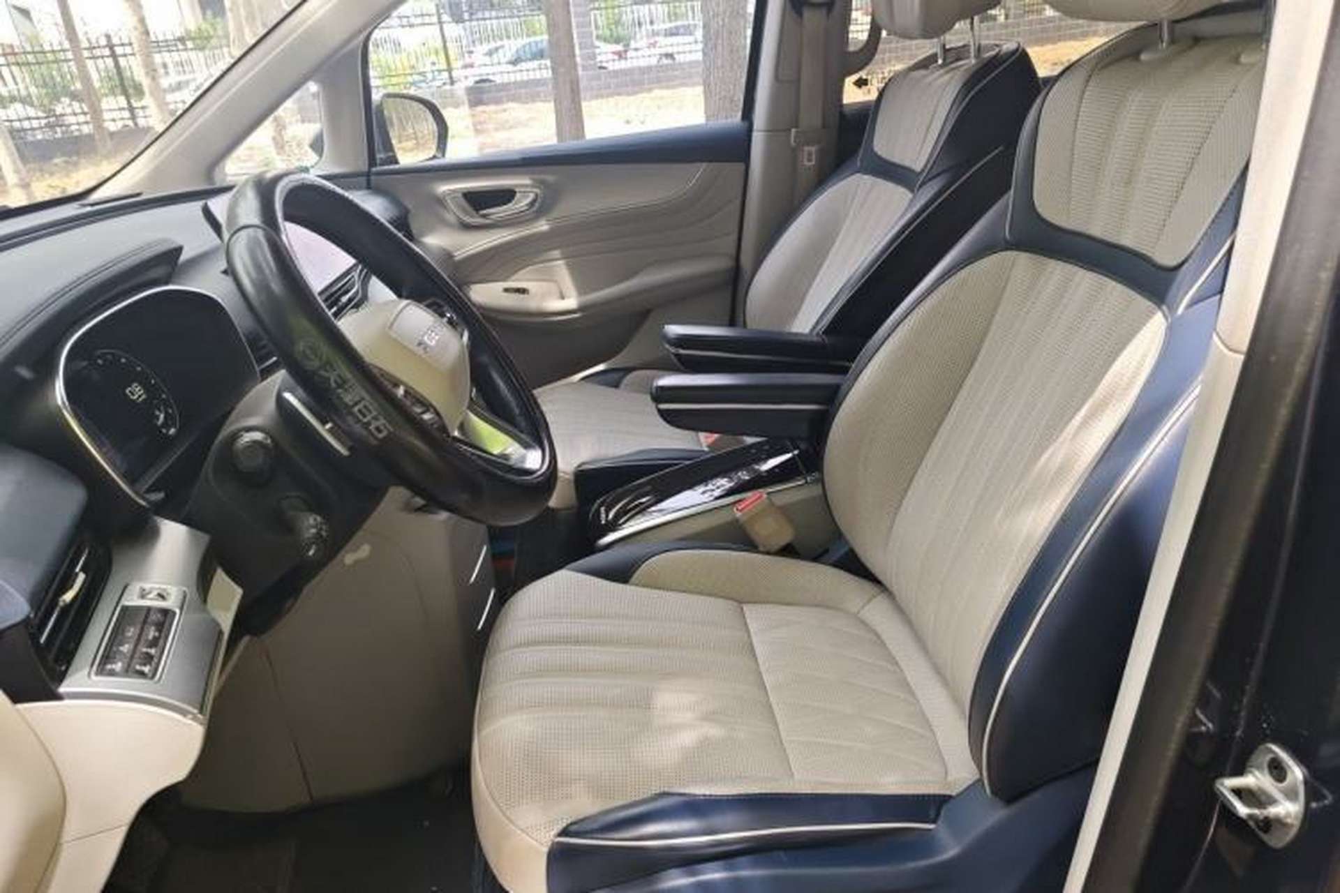 Used Roewe iMAX8 2021 400TGI Supreme Series Prestige Edition Left Front Seat