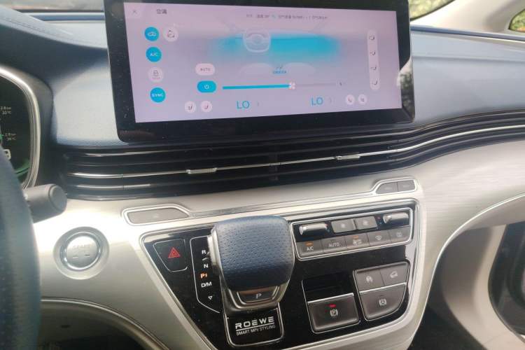 Used Roewe iMAX8 2021 400TGI Supreme Series Ultimate Edition Audio And AC Panel