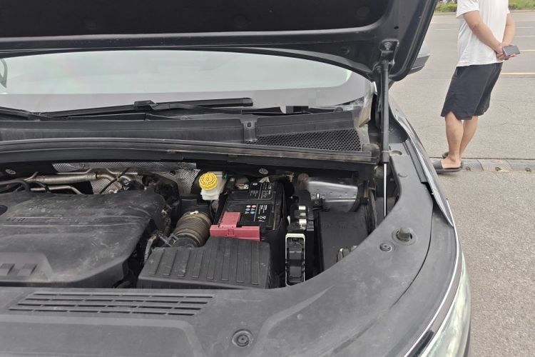 Used Roewe iMAX8 2021 Model 400TGI Exclusive Version for Key Accounts Engine Bay Left