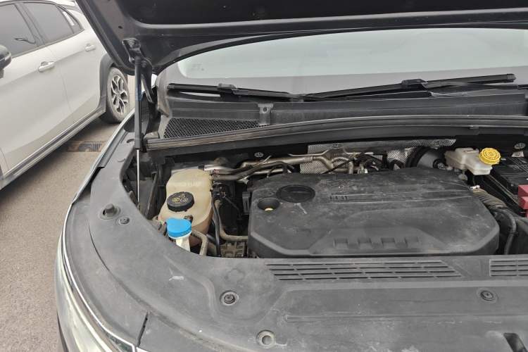 Used Roewe iMAX8 2021 Model 400TGI Exclusive Version for Key Accounts Engine Bay Right