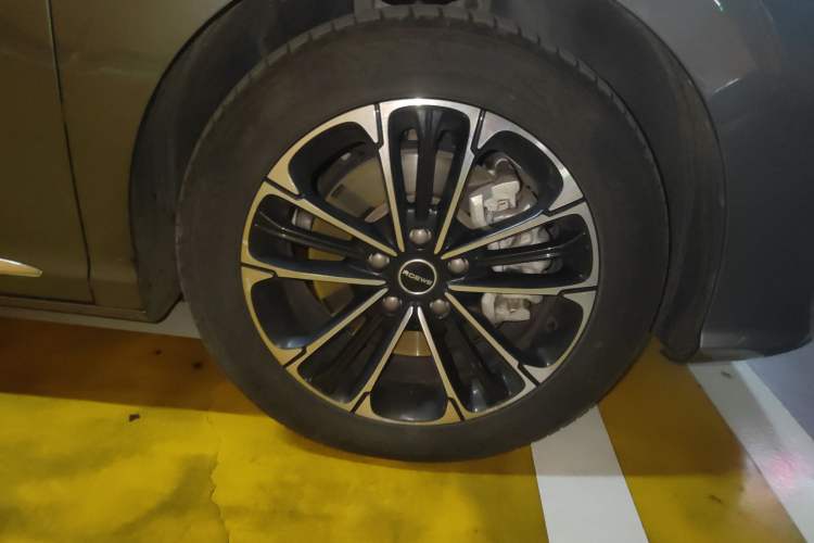 Used Roewe iMAX8 2021 400TGI Supreme Series Lu Zun Edition Right Front Wheel Hub