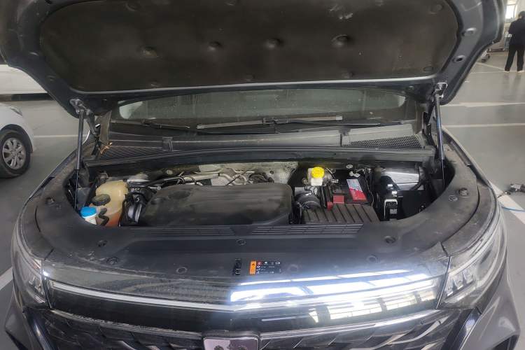 Used Roewe iMAX8 2021 Model 400TGI Exclusive Version for Key Accounts Engine Bay
