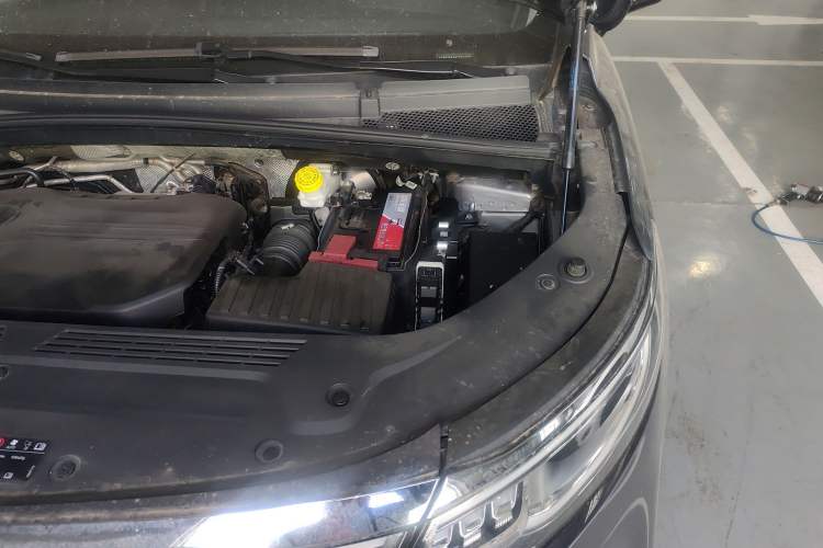 Used Roewe iMAX8 2021 Model 400TGI Exclusive Version for Key Accounts Engine Bay Left