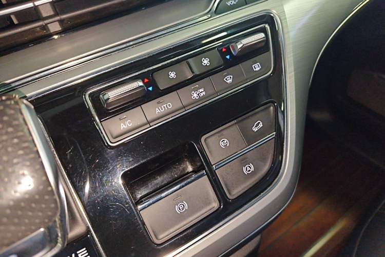 Used Roewe iMAX8 2021 400TGI Supreme Series Lu Zun Edition Audio And AC Panel