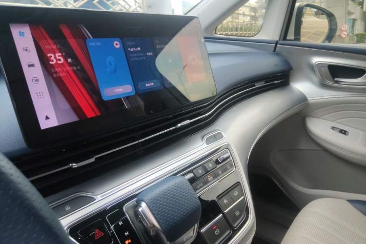 Used Roewe iMAX8 2021 400TGI Supreme Series Prestige Edition Audio And AC Panel