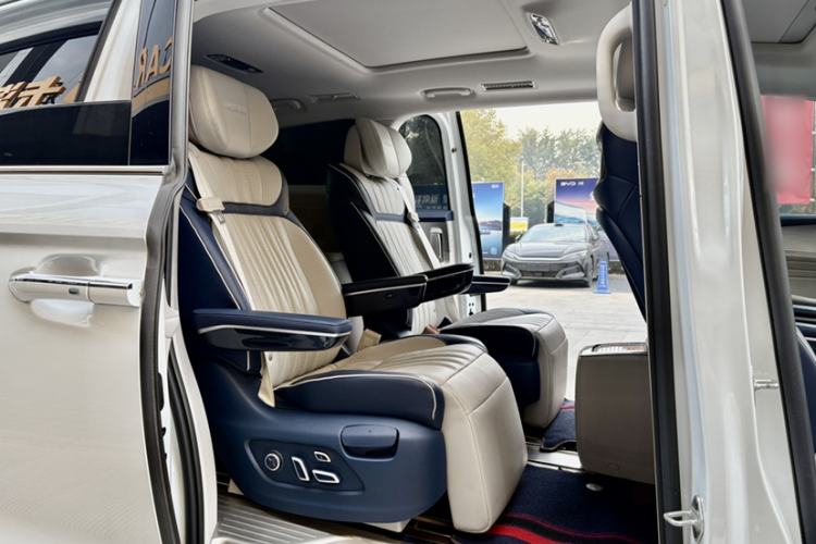 Used Roewe iMAX8 2021 400TGI Supreme Series Ultimate Edition Interior 4