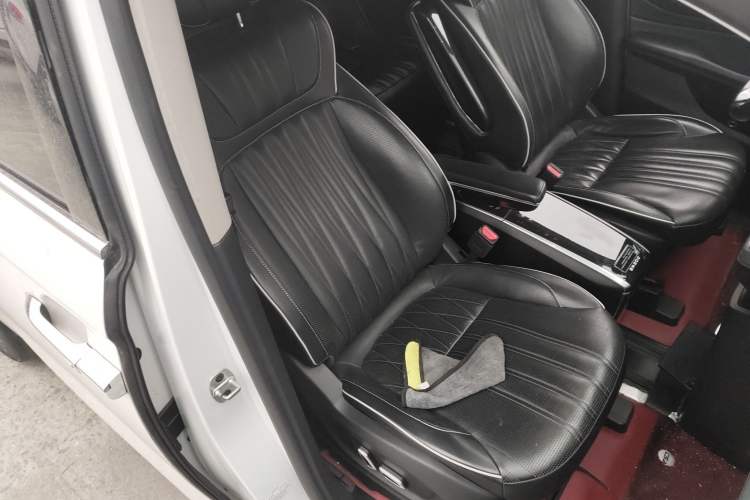 Used Roewe iMAX8 2021 400TGI Supreme Series Prestige Edition Right Front Seat