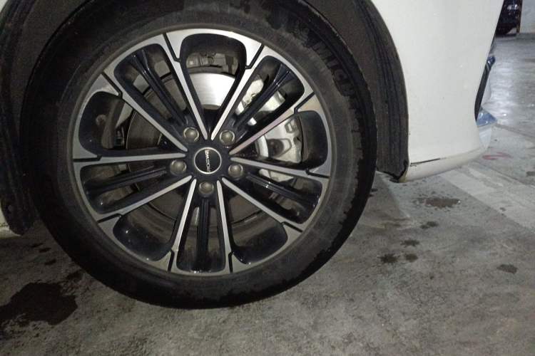 Used Roewe iMAX8 2021 400TGI Supreme Series Lu Zun Edition Right Front Wheel Hub