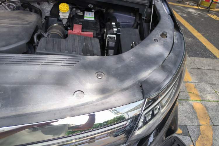 Used Roewe iMAX8 2022 Model 400TGI Exclusive Version for Key Accounts Engine Bay Left