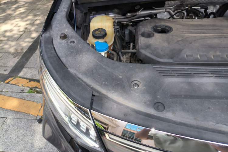 Used Roewe iMAX8 2022 Model 400TGI Exclusive Version for Key Accounts Engine Bay Right