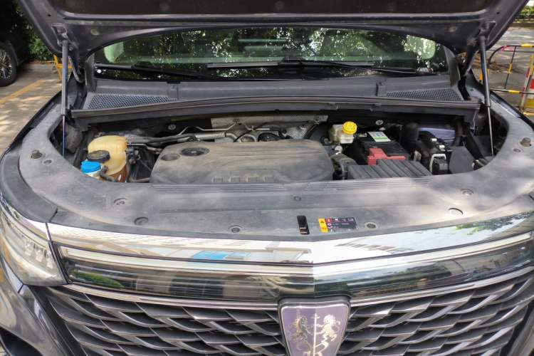Used Roewe iMAX8 2022 Model 400TGI Exclusive Version for Key Accounts Engine Bay