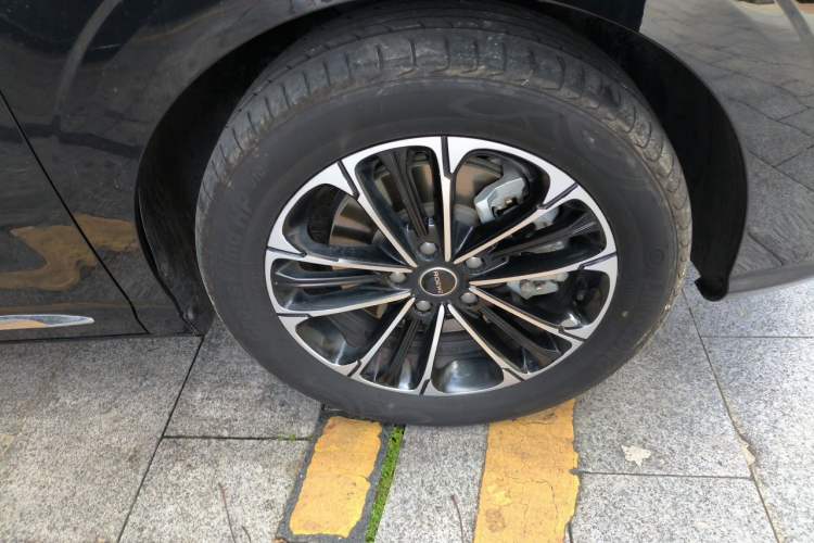 Used Roewe iMAX8 2022 Model 400TGI Exclusive Version for Key Accounts Right Front Wheel Hub
