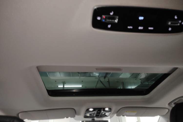 Used Roewe iMAX8 2022 400TGI Celebration Edition Headliner