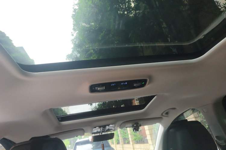 Used Roewe iMAX8 2022 400TGI Celebration Edition Headliner