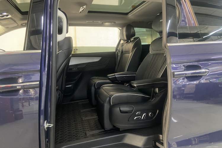 Used Roewe iMAX8 2022 400TGI Celebration Edition Interior 3