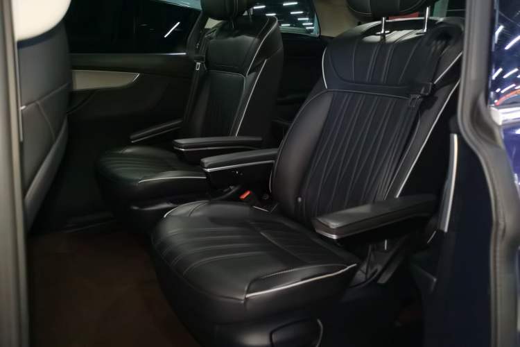 Used Roewe iMAX8 2022 Model 400TGI Exclusive Version for Key Accounts Left Rear Seat