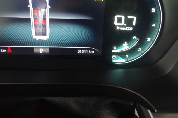 Used Roewe iMAX8 2022 400TGI Prestige Edition Odometer Close Up