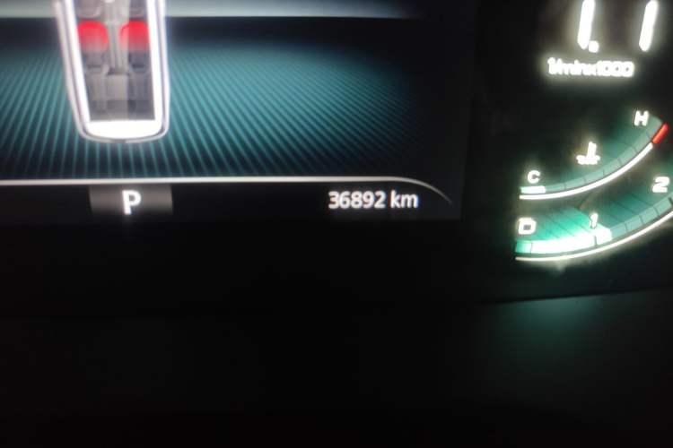 Used Roewe iMAX8 2022 400TGI Prestige Edition Odometer Close Up
