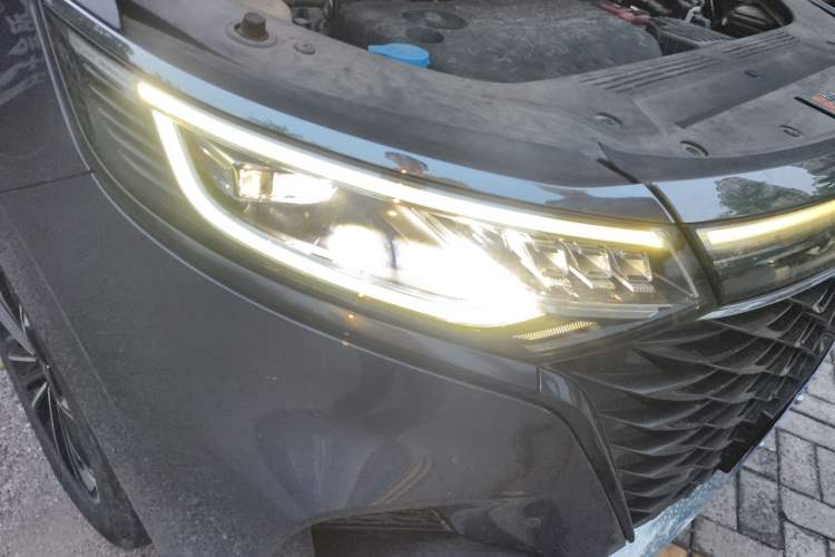 Used Roewe iMAX8 2022 400TGI Celebration Edition Right Front Headlight