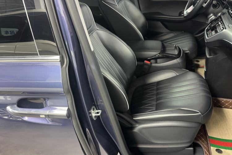Used Roewe iMAX8 2022 Model 400TGI Exclusive Version for Key Accounts Right Front Seat