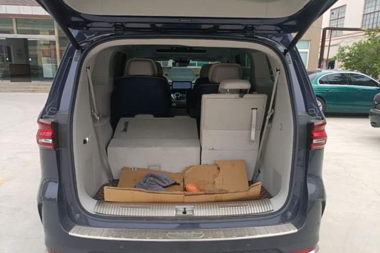 Used Roewe iMAX8 2022 400TGI Prestige Edition Trunk