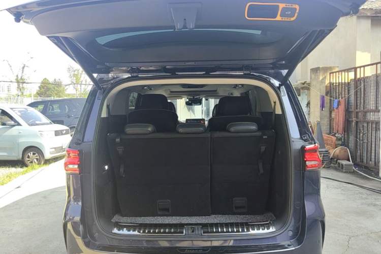 Used Roewe iMAX8 2022 400TGI Prestige Edition Trunk