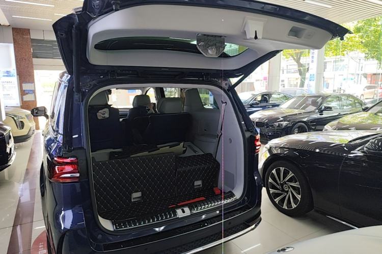 Used Roewe iMAX8 2022 400TGI Prestige Edition Trunk