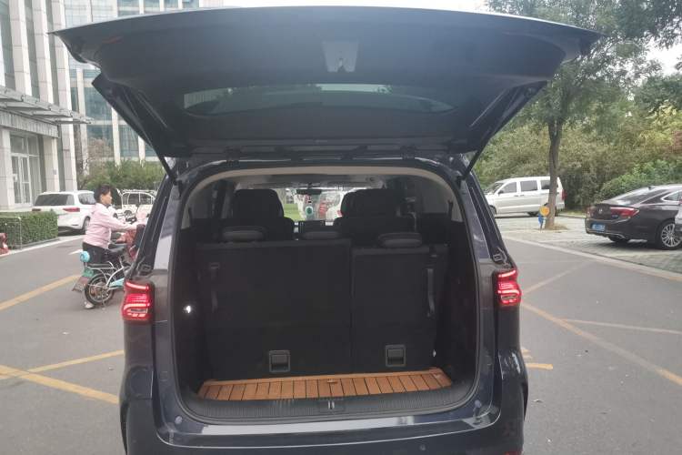 Used Roewe iMAX8 2022 400TGI Flagship Edition Trunk