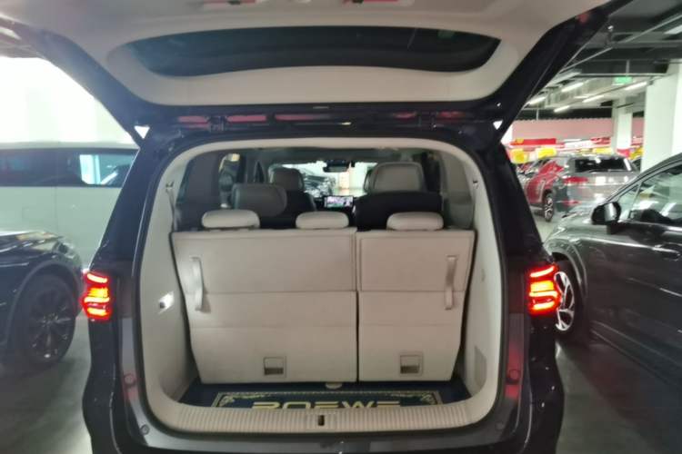 Used Roewe iMAX8 2022 400TGI Prestige Edition Trunk